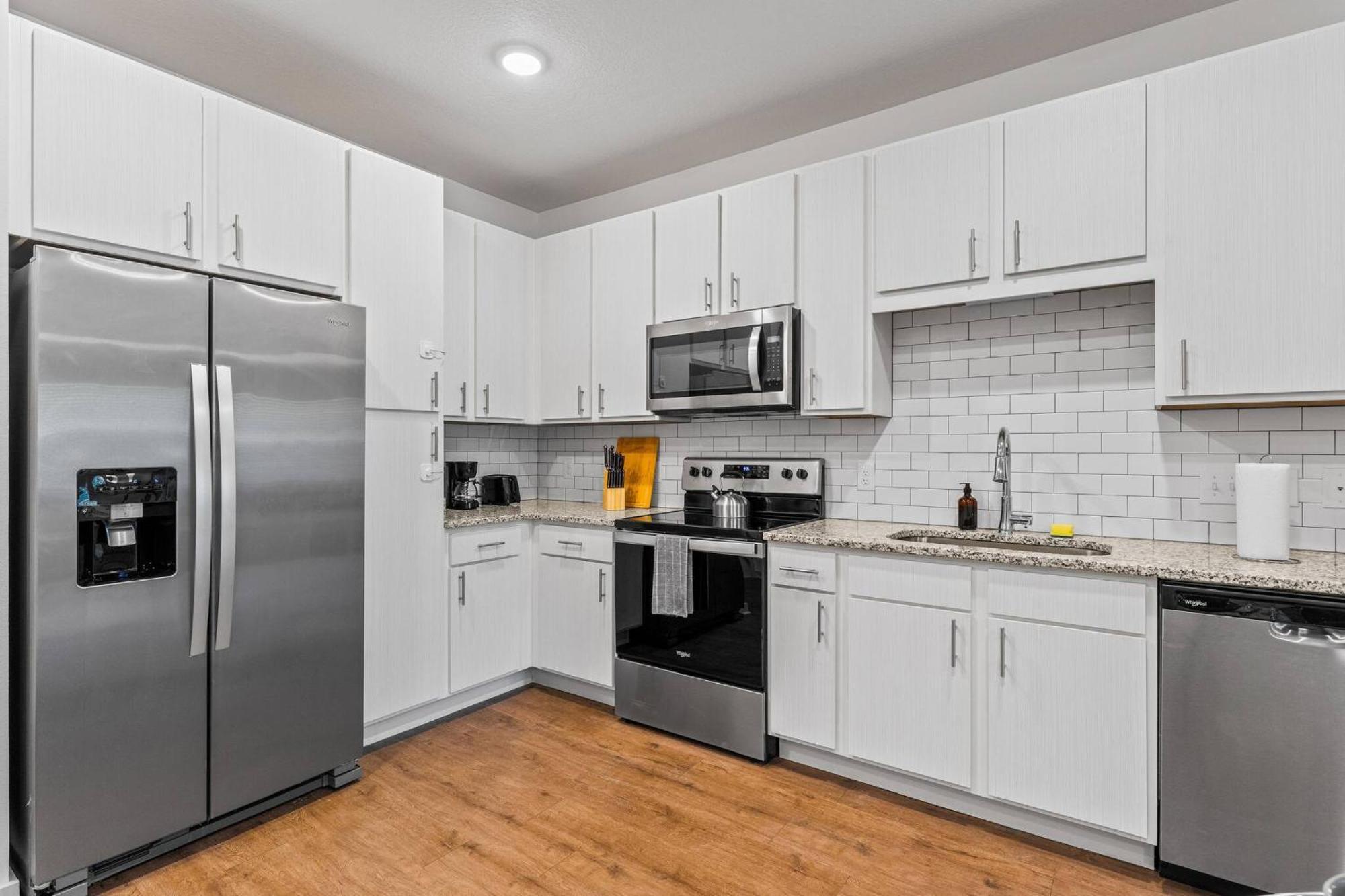Apartment Complete Comfy King Bed W Pool & Gym And Close To Parks Orlando