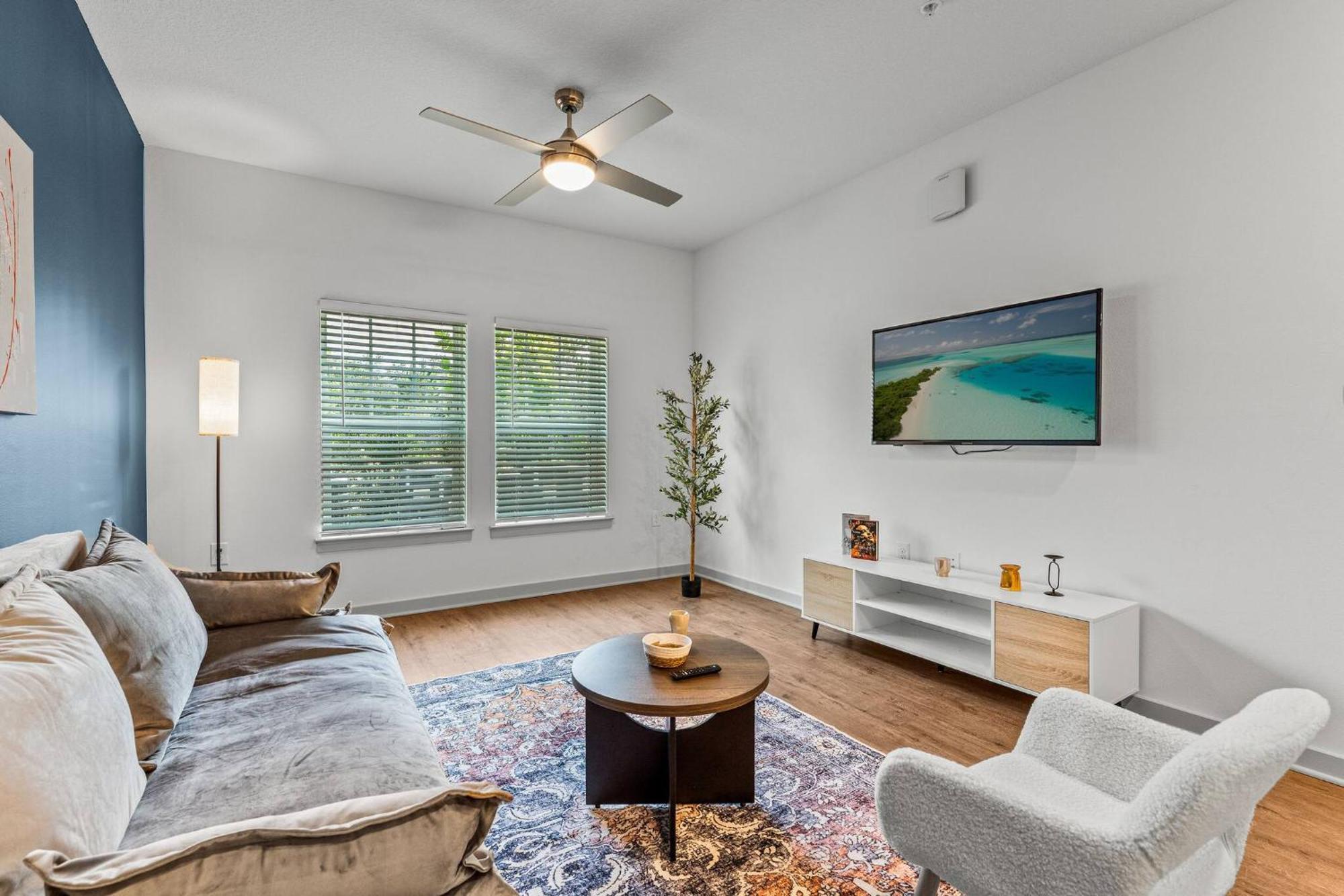 Complete Comfy King Bed W Pool & Gym And Close To Parks Apartment *
