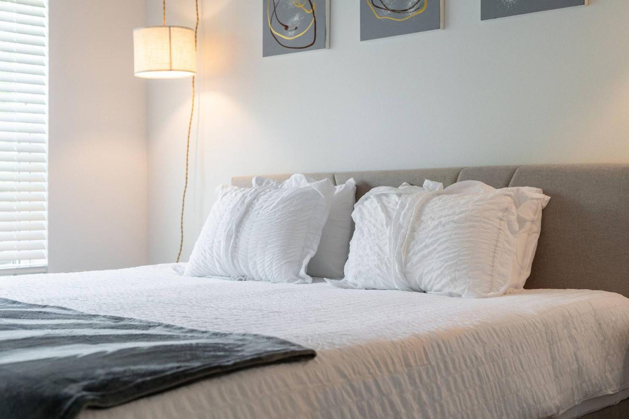 Apartment Complete Comfy King Bed W Pool & Gym And Close To Parks
