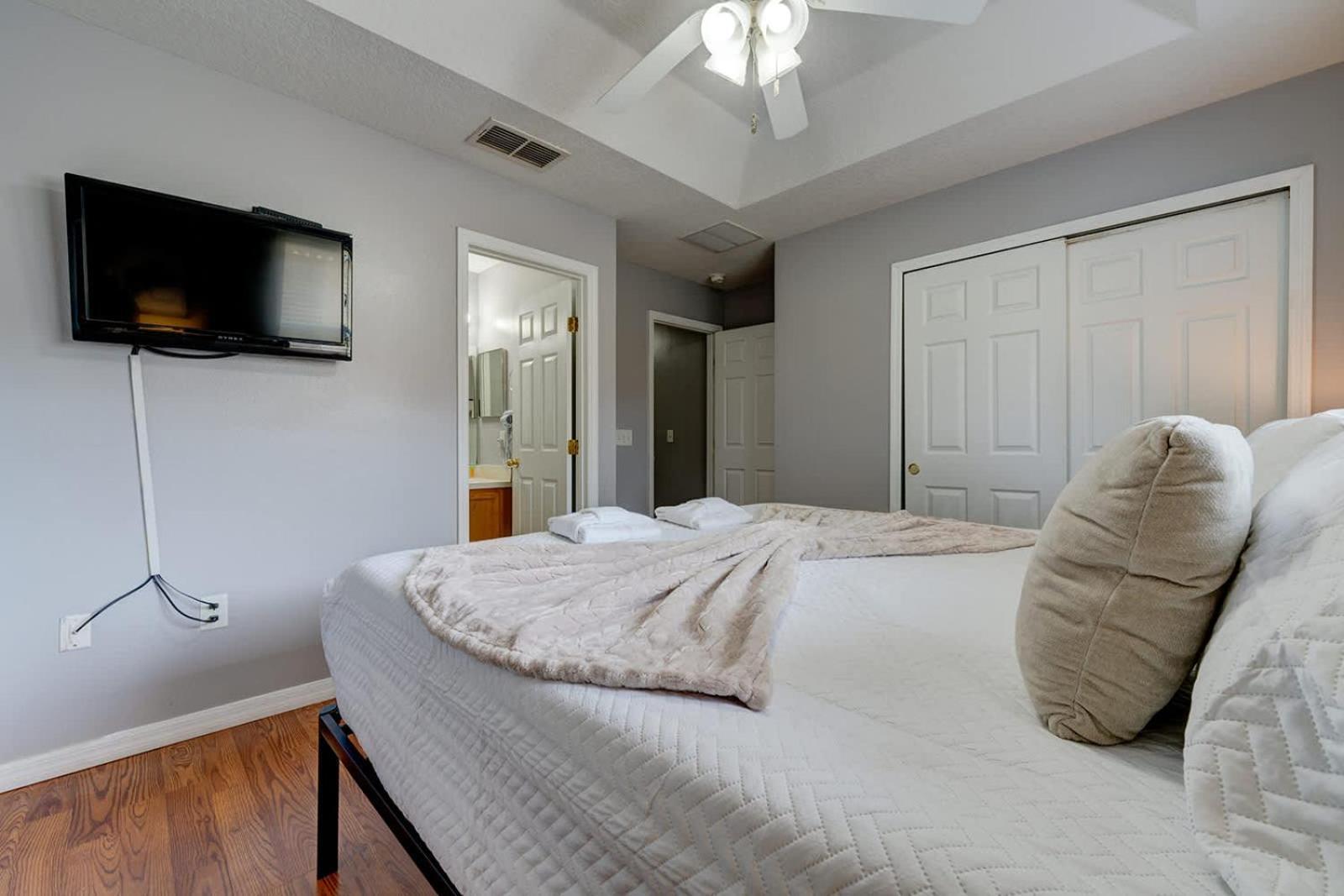 Comfy Townhome Minutes From *