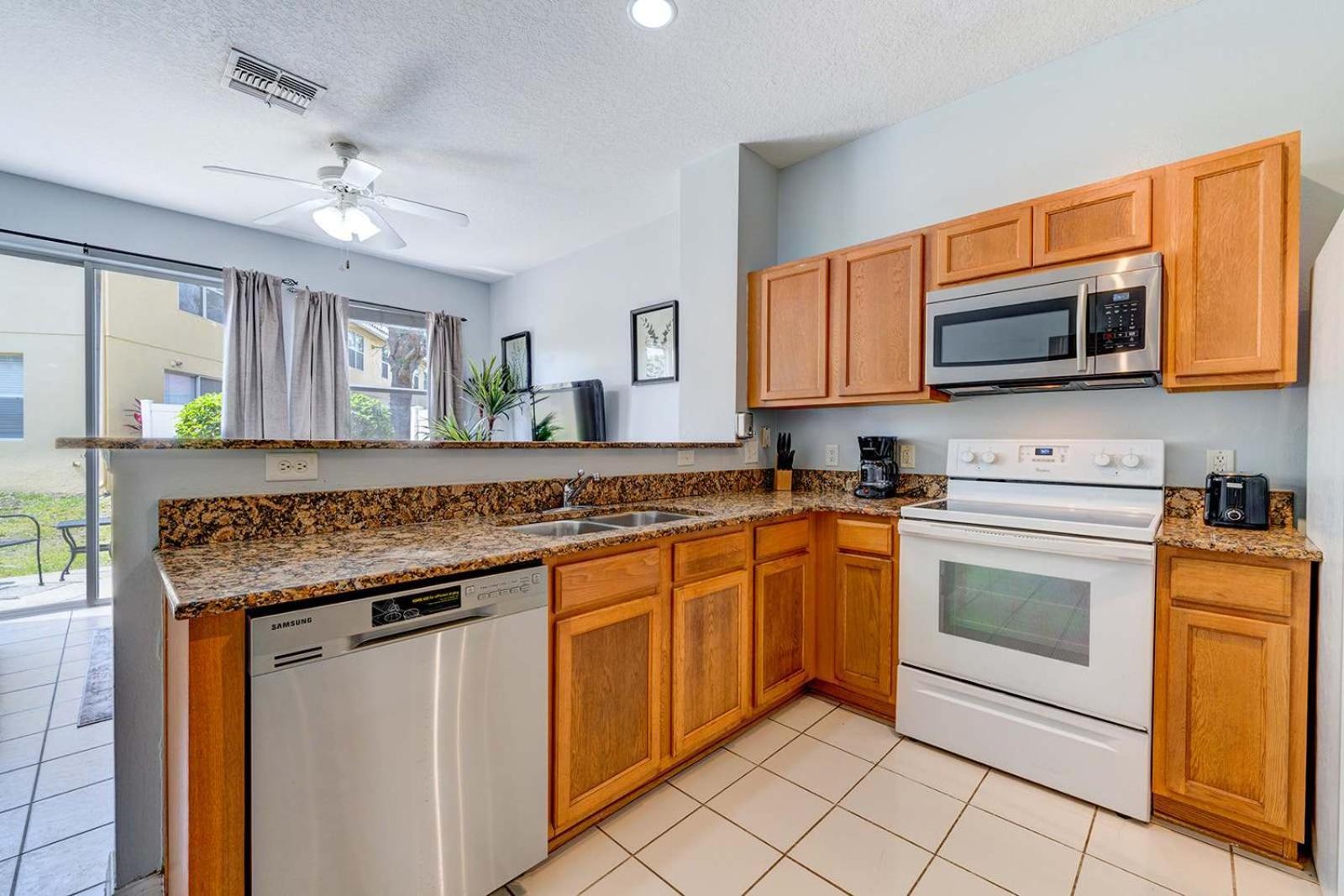 Comfy Townhome Minutes From Holiday home *