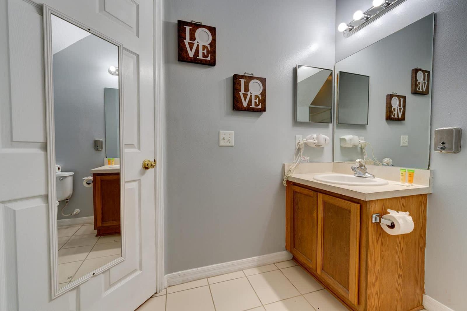 Comfy Townhome Minutes From Holiday home Orlando