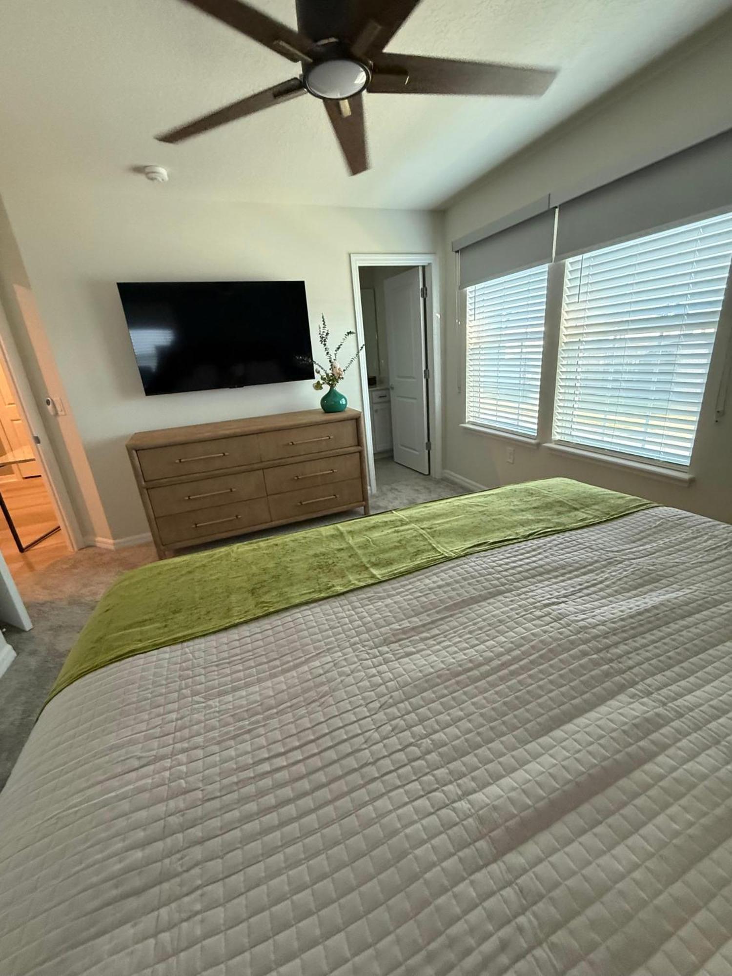 10 Bedroom Home, Themed Rooms, Private Pool, In New Windsor Cay *