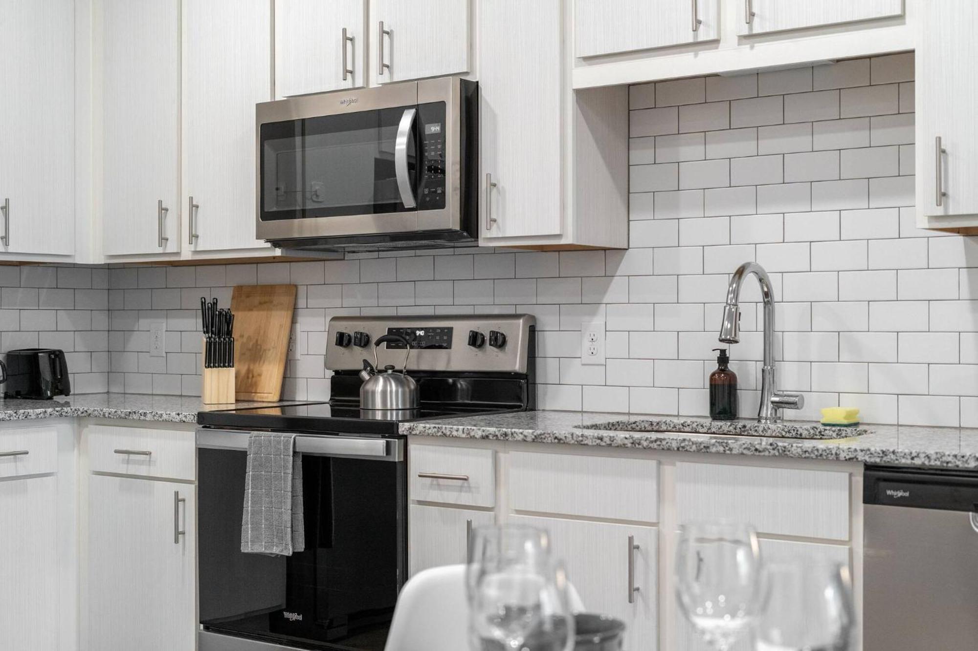 Apartment Complete Stylish King Near Parks Amenities Pet Ok *