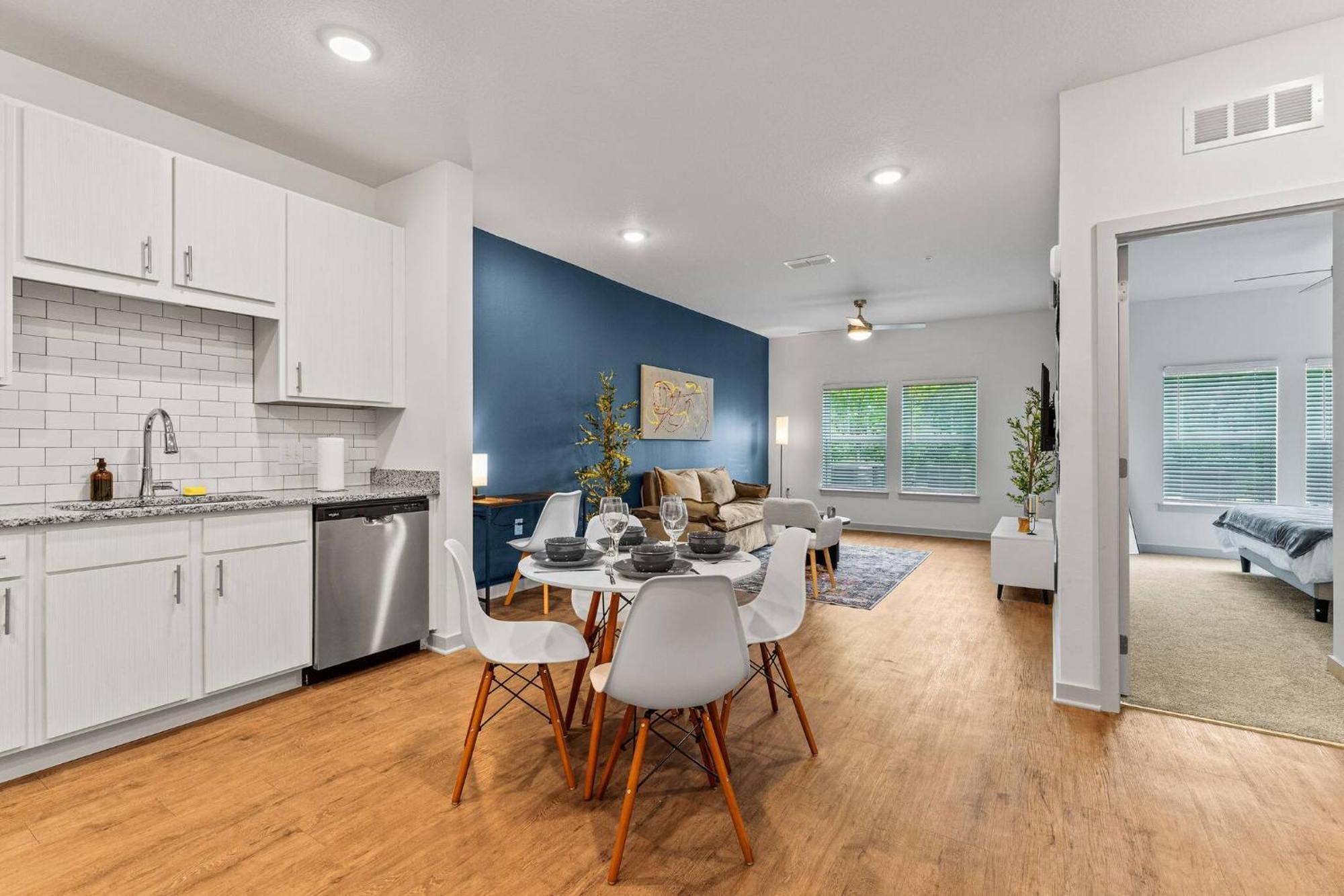 Apartment Complete Stylish King Near Parks Amenities Pet Ok