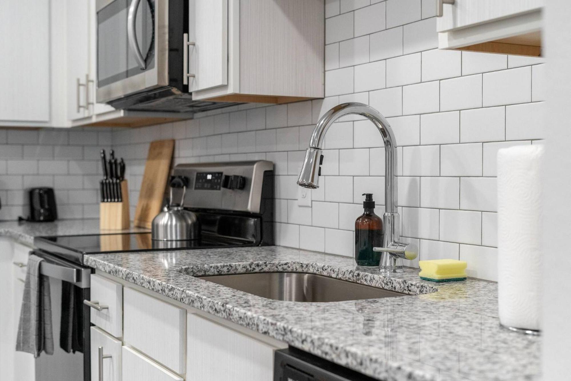 Complete Stylish King Near Parks Amenities Pet Ok Apartment