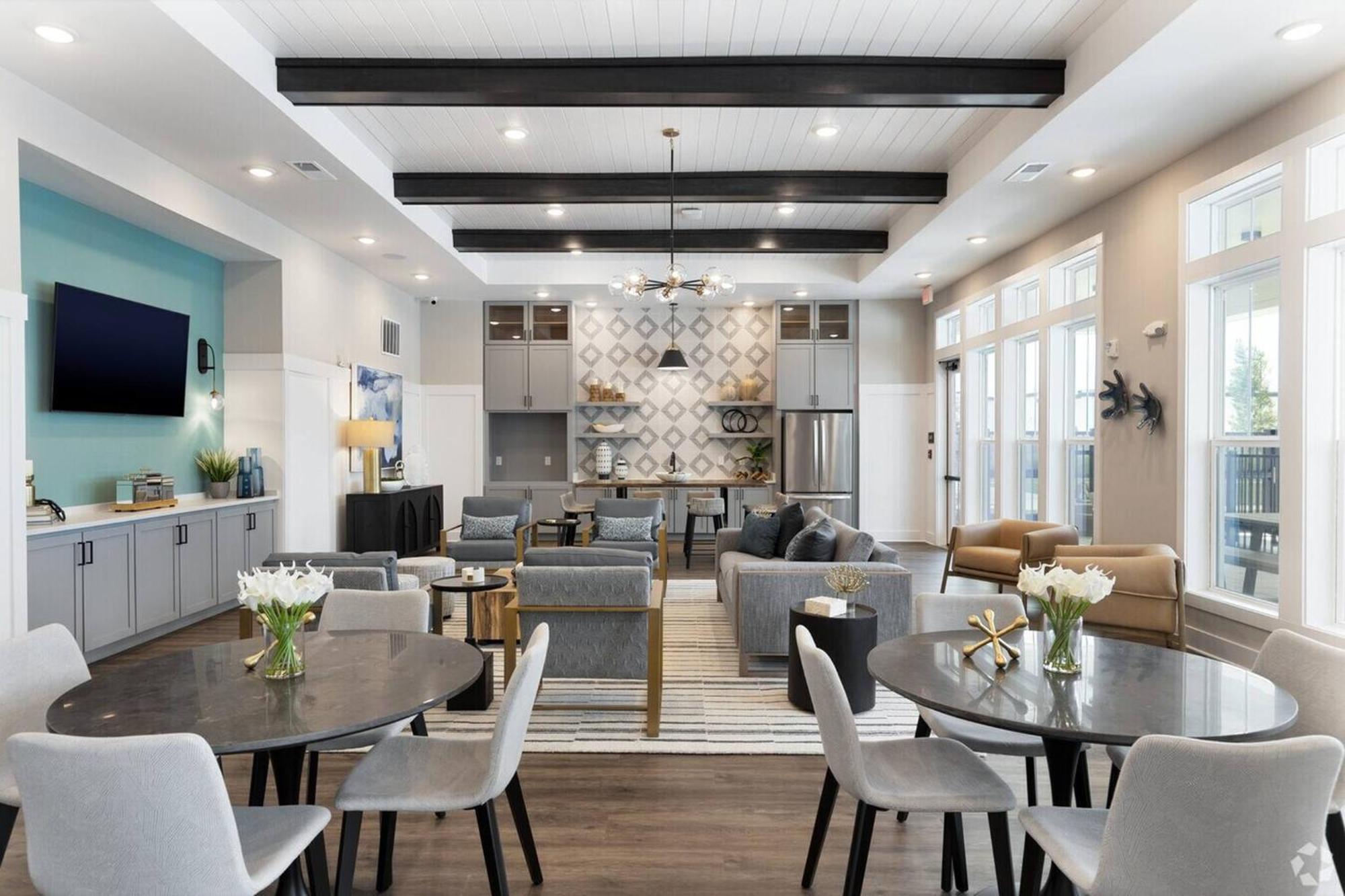 Complete Stylish King Near Parks Amenities Pet Ok *