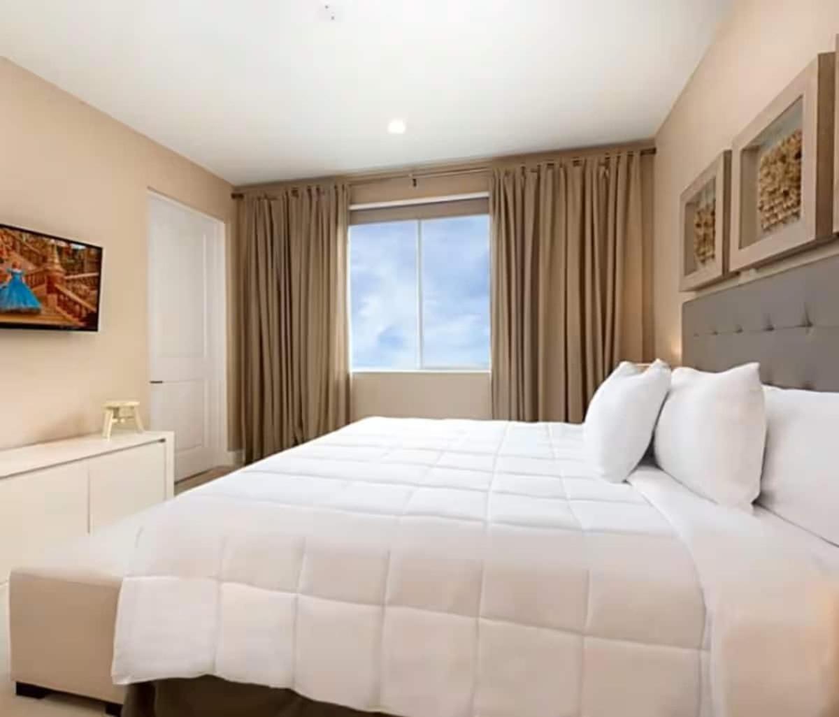 Magical & Spacious Minutes From Parks