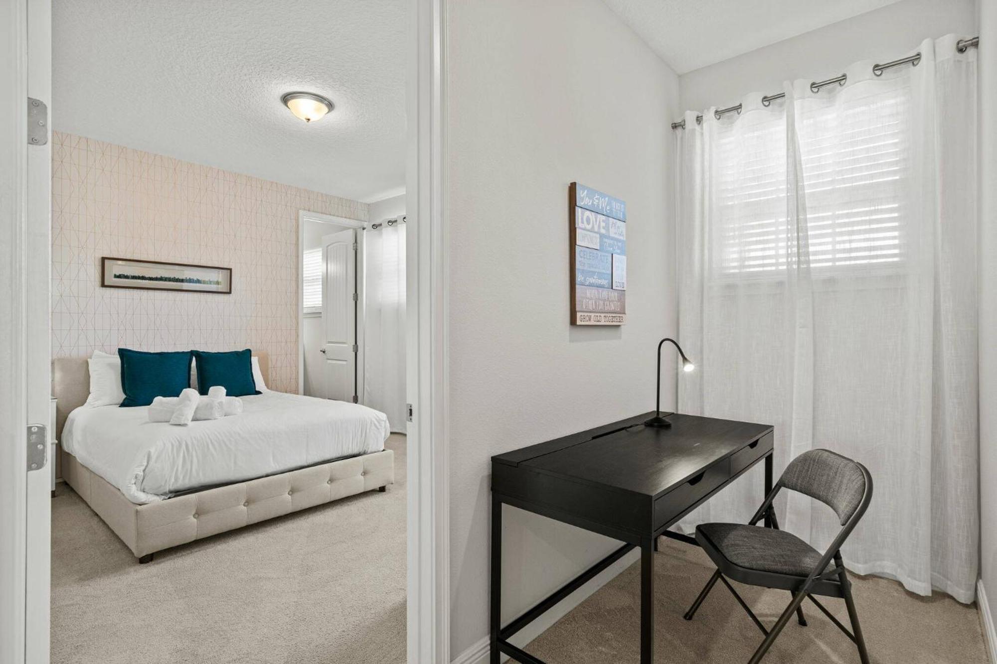 Chic Gateway - 5 Bedroom With Pool And Holiday home *