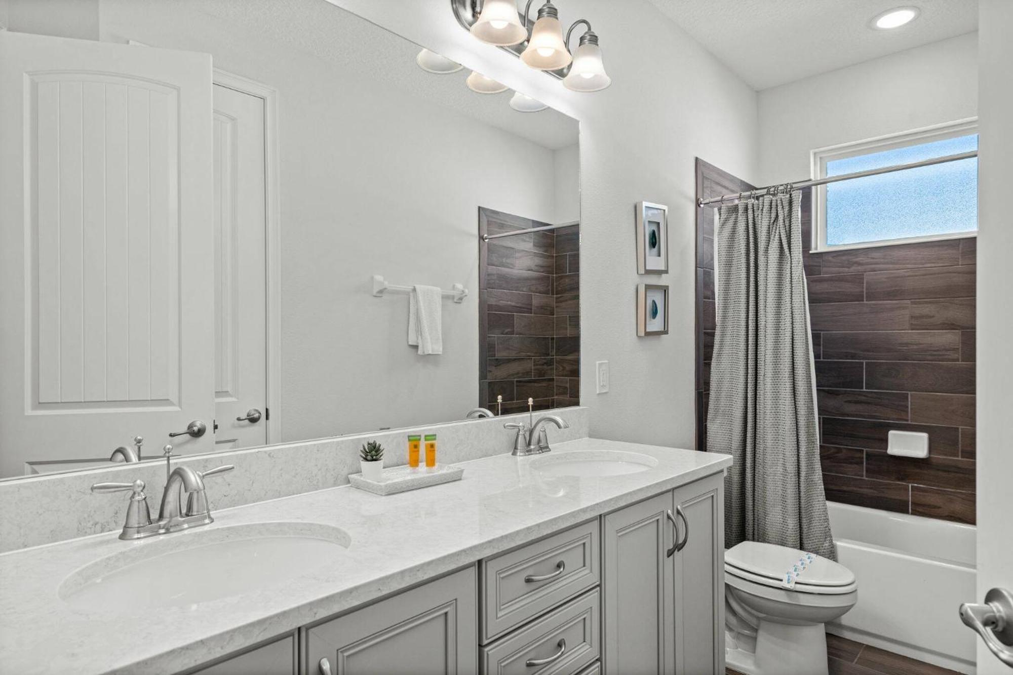 Chic Gateway - 5 Bedroom With Pool And