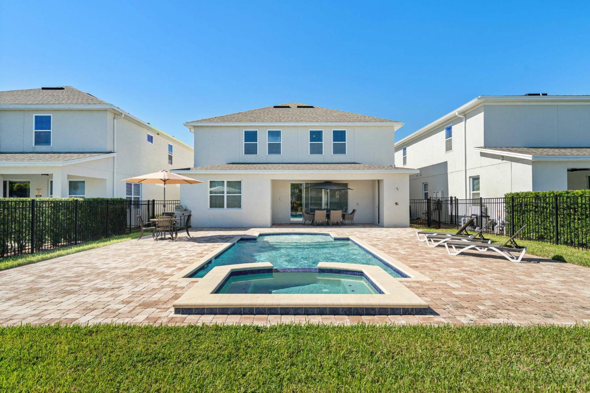 Chic Gateway - 5 Bedroom With Pool And Holiday home *