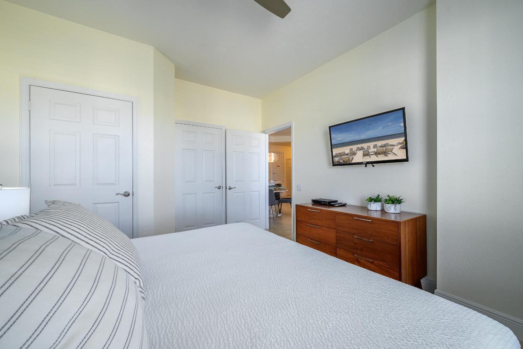 Apartment 4862 Cayview Avenue 408 *