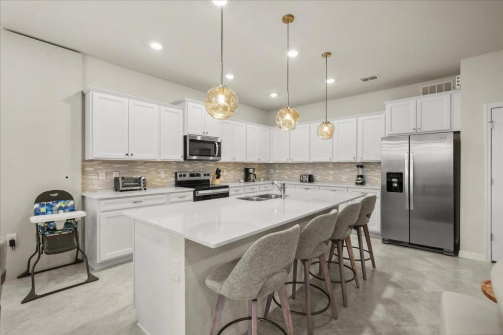 10 Bedrooms - 8 Bathrooms - Windsor Cay 15973cc