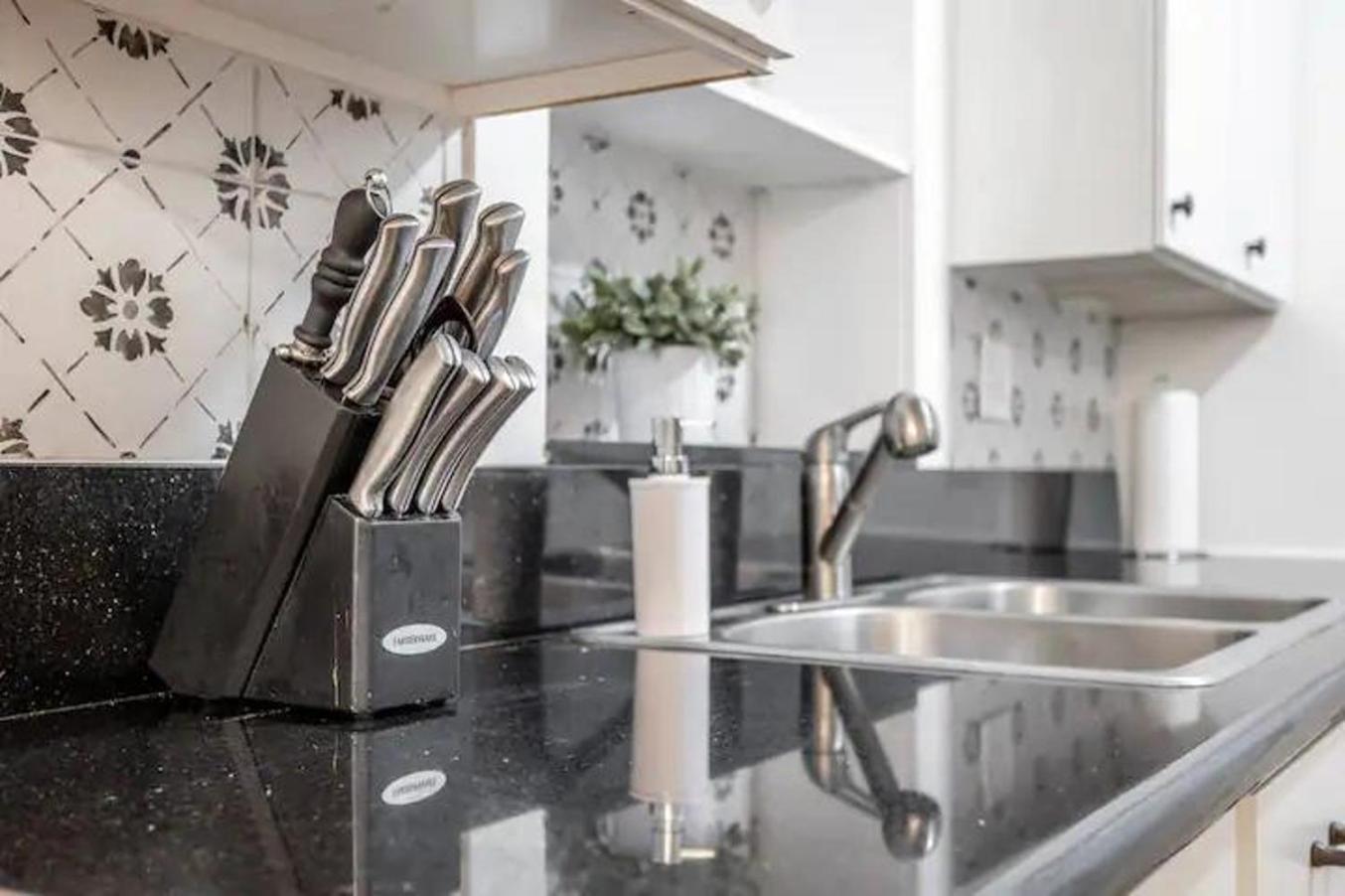 Apartment 2br Getaway Furry Friends Fast Wi-fi *