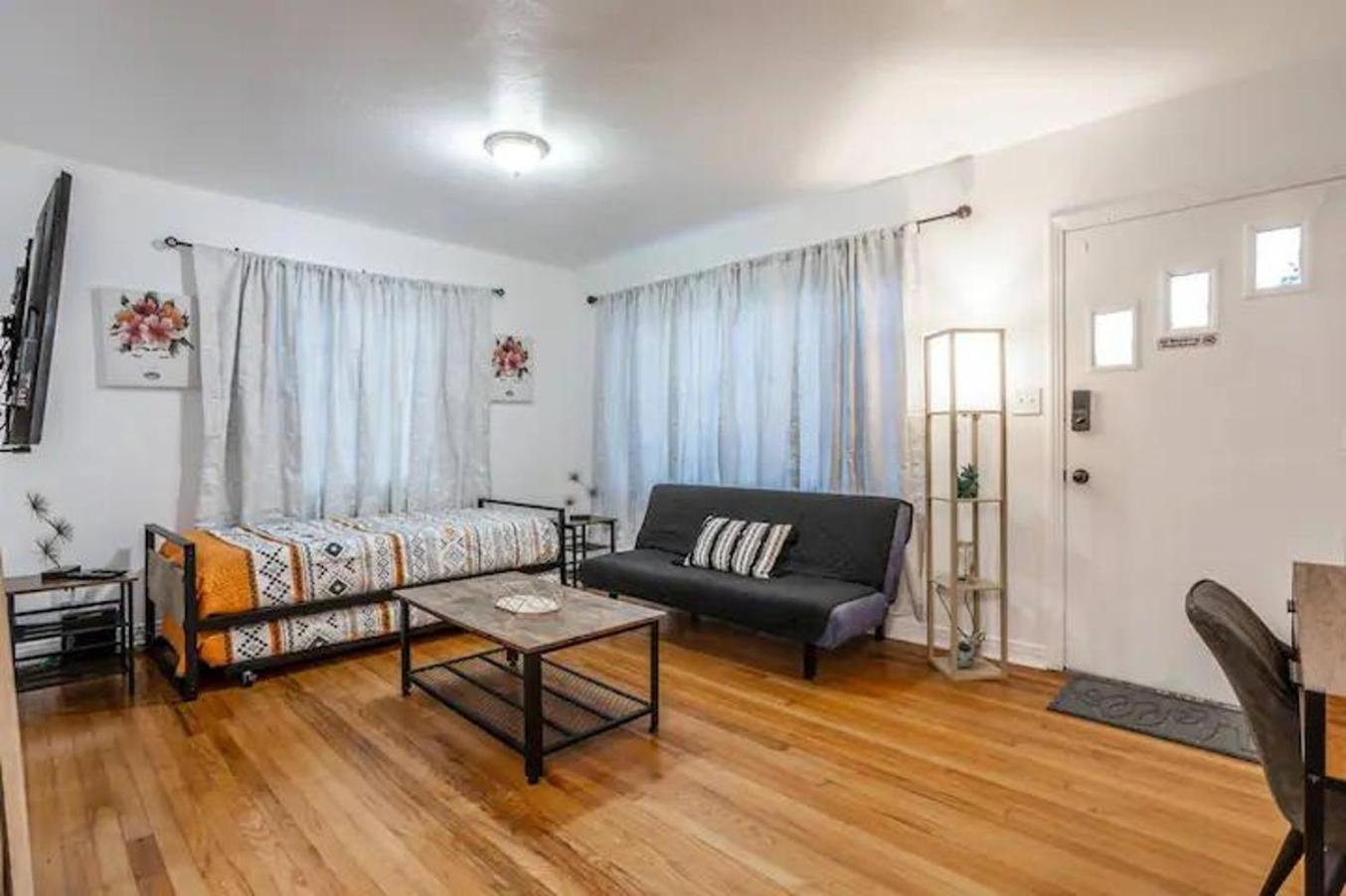 2br Getaway Furry Friends Fast Wi-fi Apartment