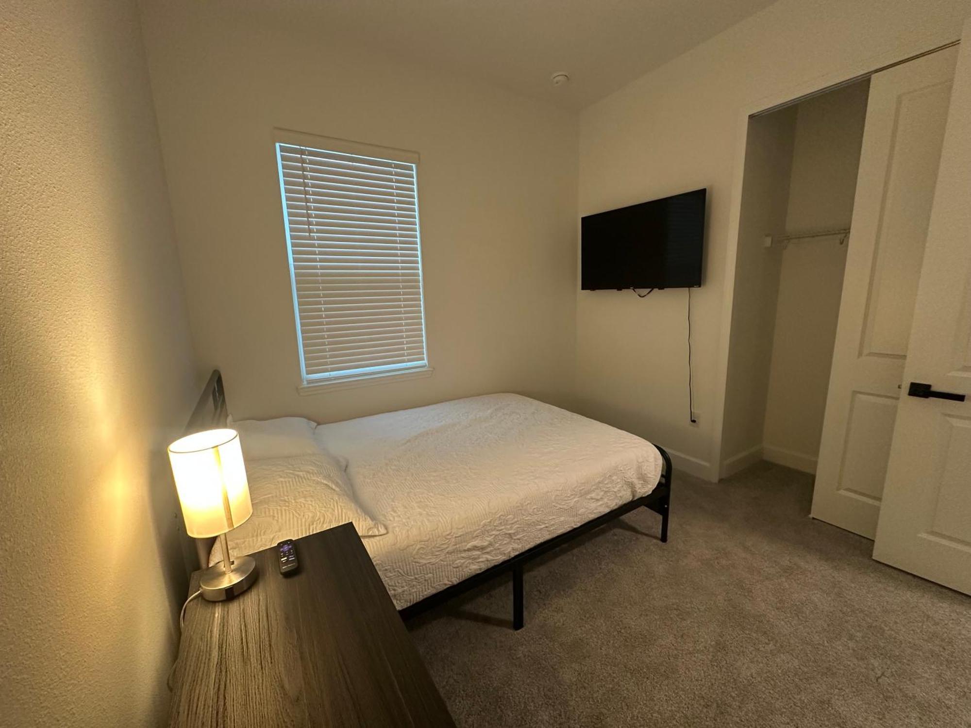 Private Minutes From Homestay Orlando
