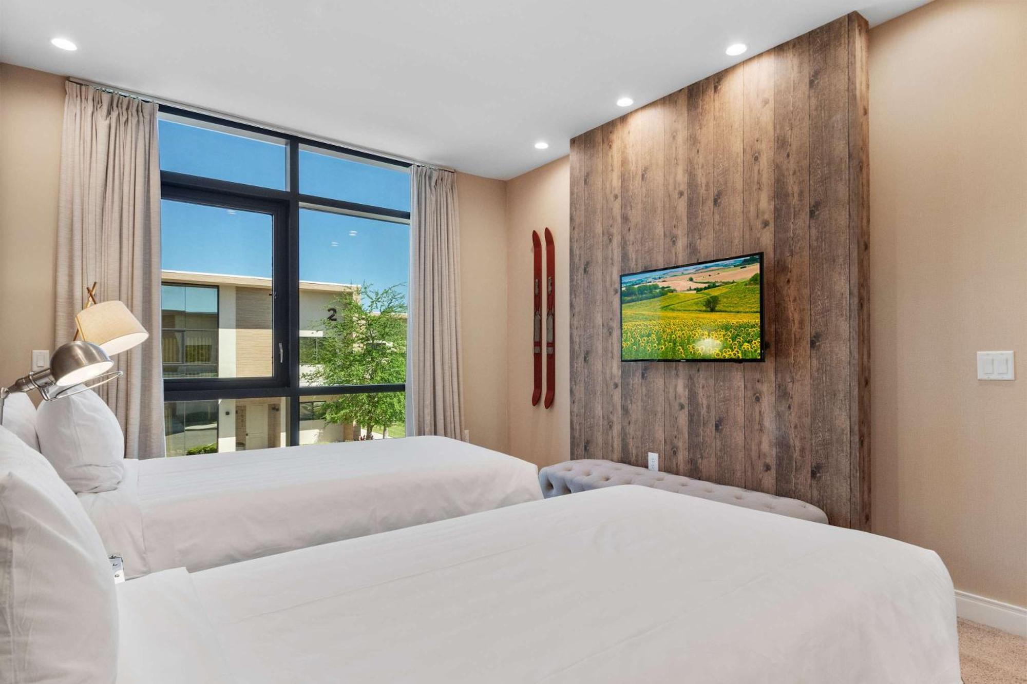 Chic | Stunning Patio, Amenities & Minutes From Parks Holiday home