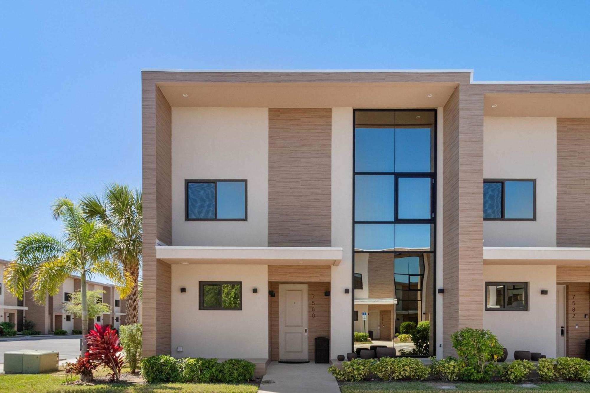 Holiday home Chic | Stunning Patio, Amenities & Minutes From Parks Orlando