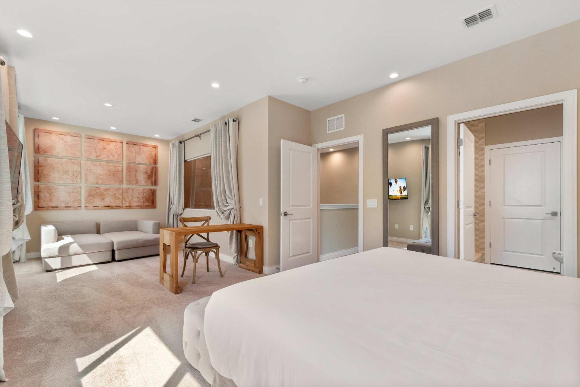 Chic | Stunning Patio, Amenities & Minutes From Parks