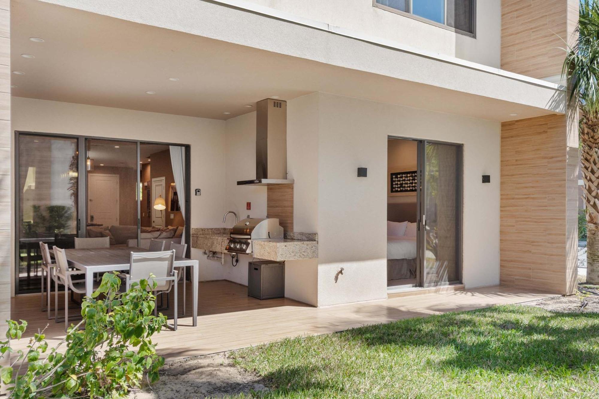 Holiday home Chic | Stunning Patio, Amenities & Minutes From Parks