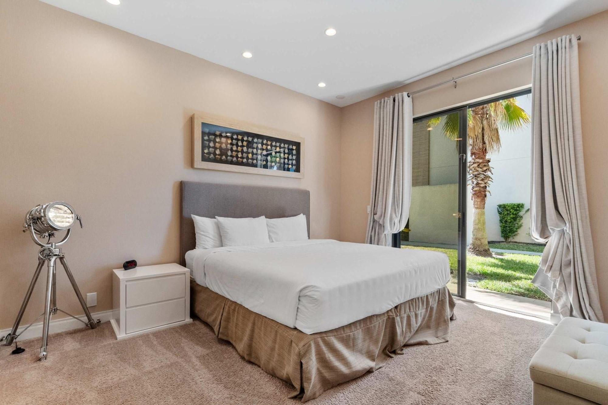 Holiday home Chic | Stunning Patio, Amenities & Minutes From Parks *
