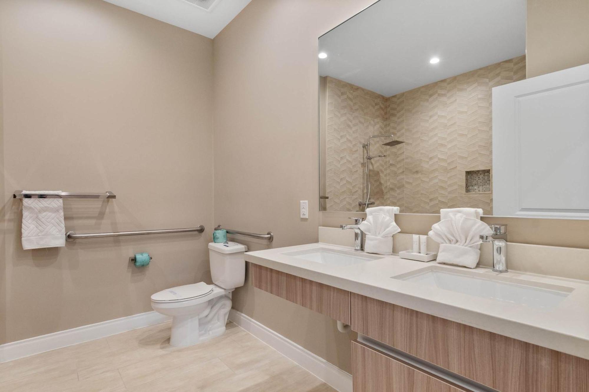 Chic | Stunning Patio, Amenities & Minutes From Parks * Orlando