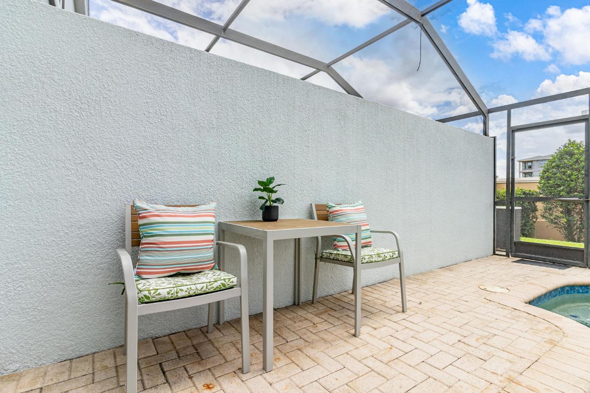 Cozy 3br With Pool Nearby *