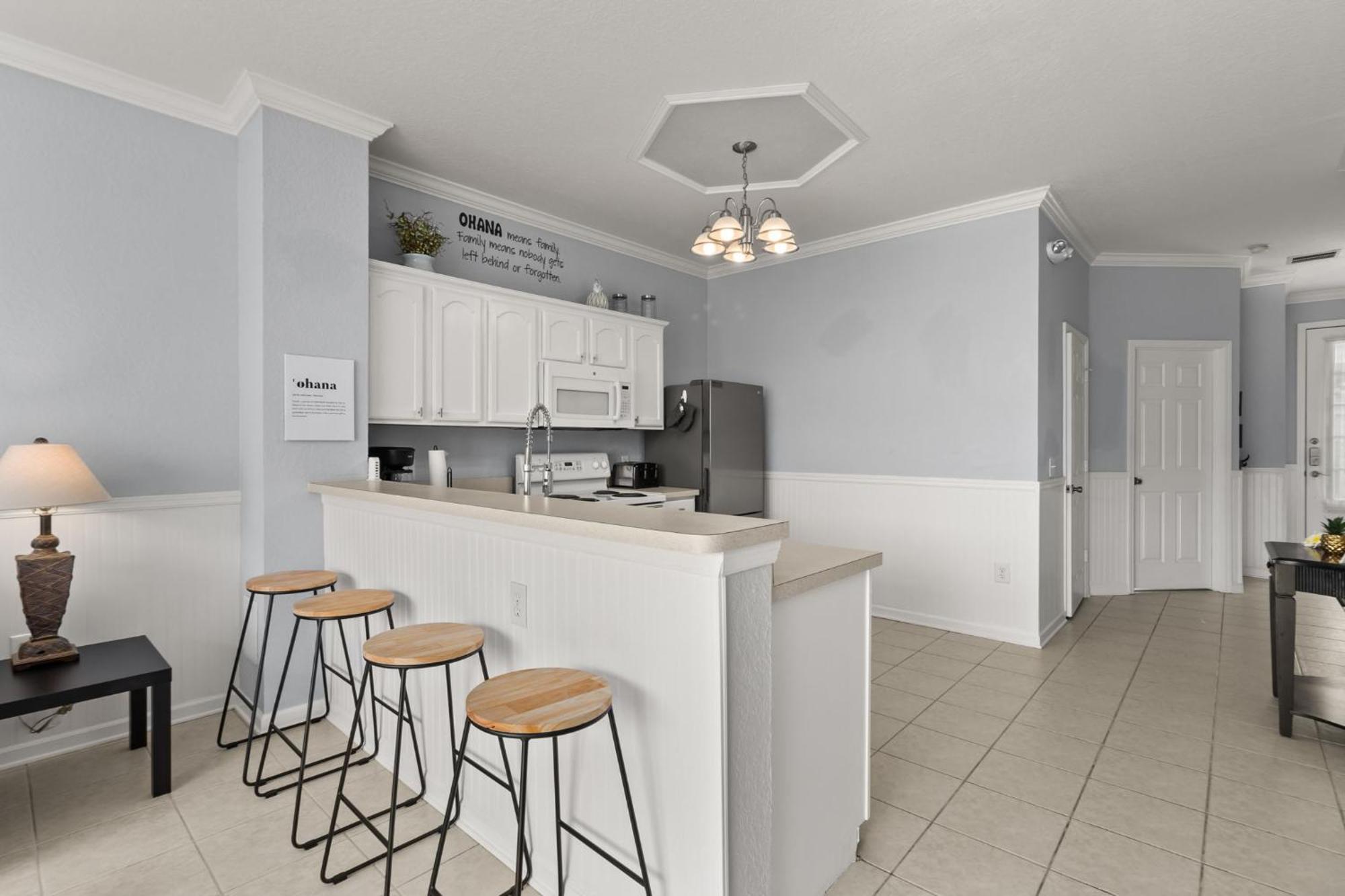 Cozy 3br With Pool Nearby *