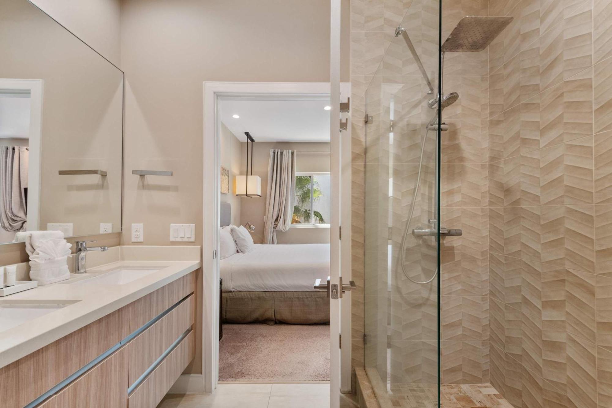 Holiday home Chic | Stunning Patio, Amenities & Minutes From Parks
