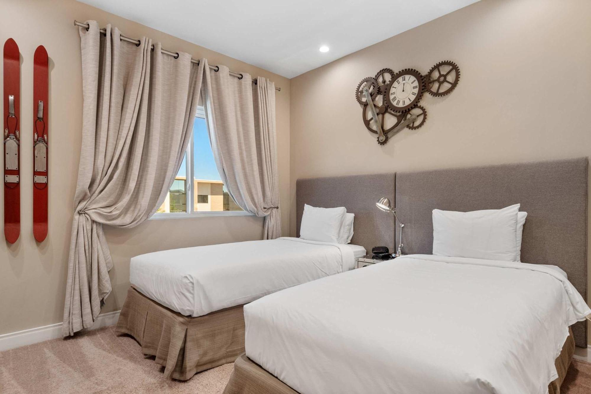 Chic | Stunning Patio, Amenities & Minutes From Parks Holiday home