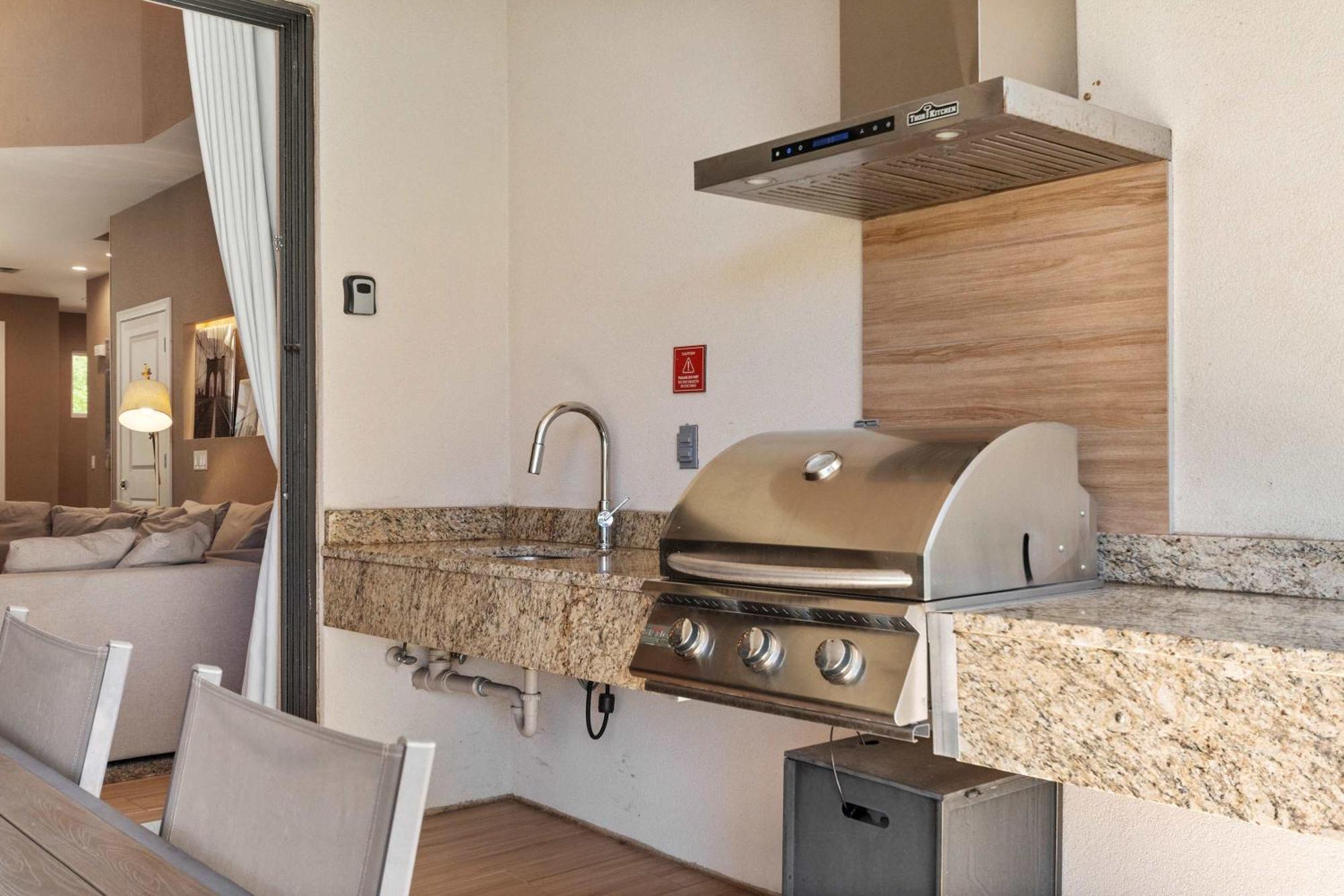 Holiday home Chic | Stunning Patio, Amenities & Minutes From Parks *