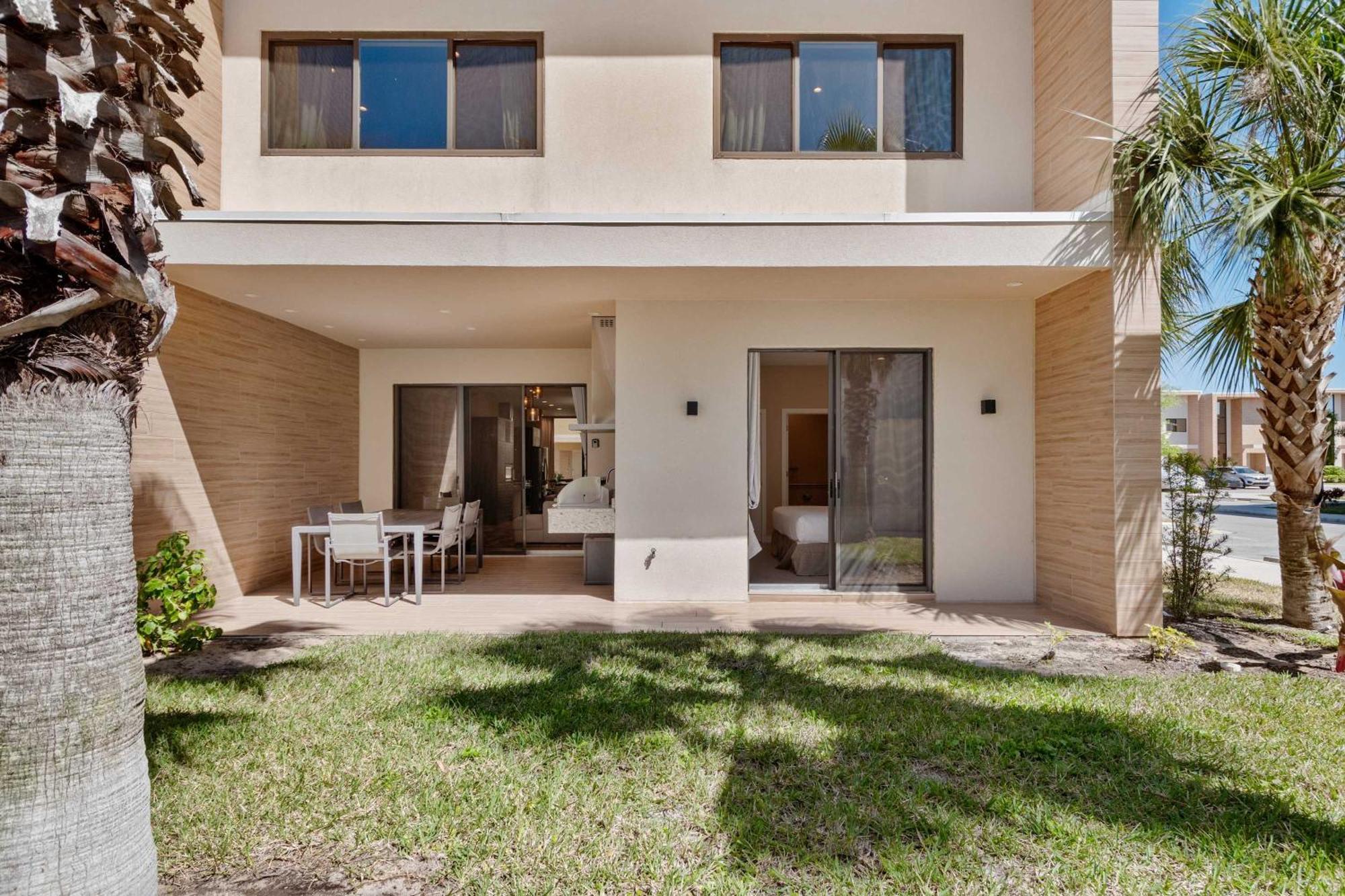 Holiday home Chic | Stunning Patio, Amenities & Minutes From Parks