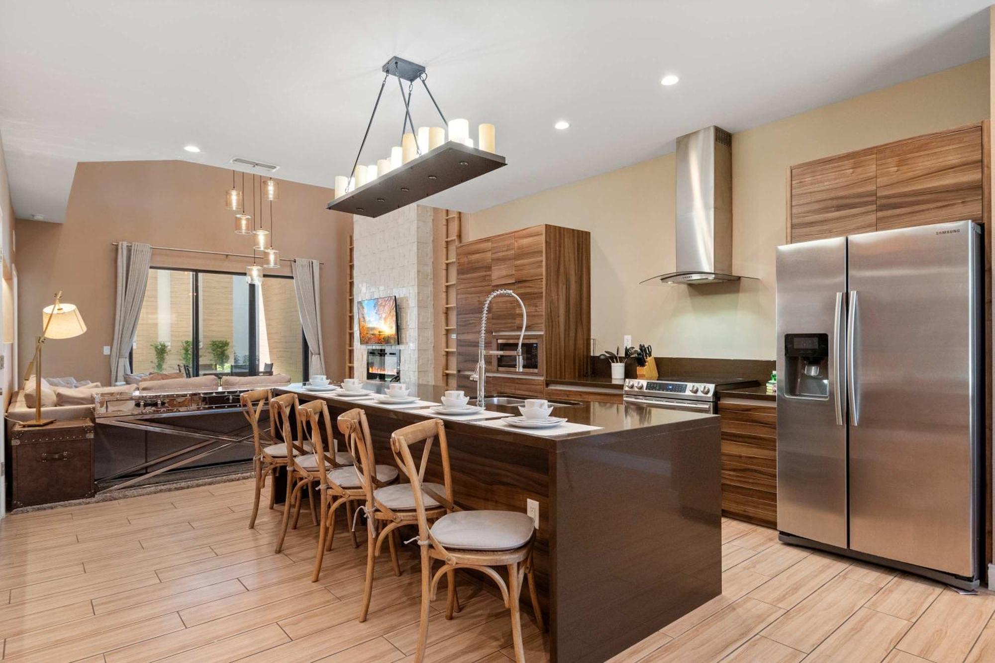 Chic | Stunning Patio, Amenities & Minutes From Parks Orlando