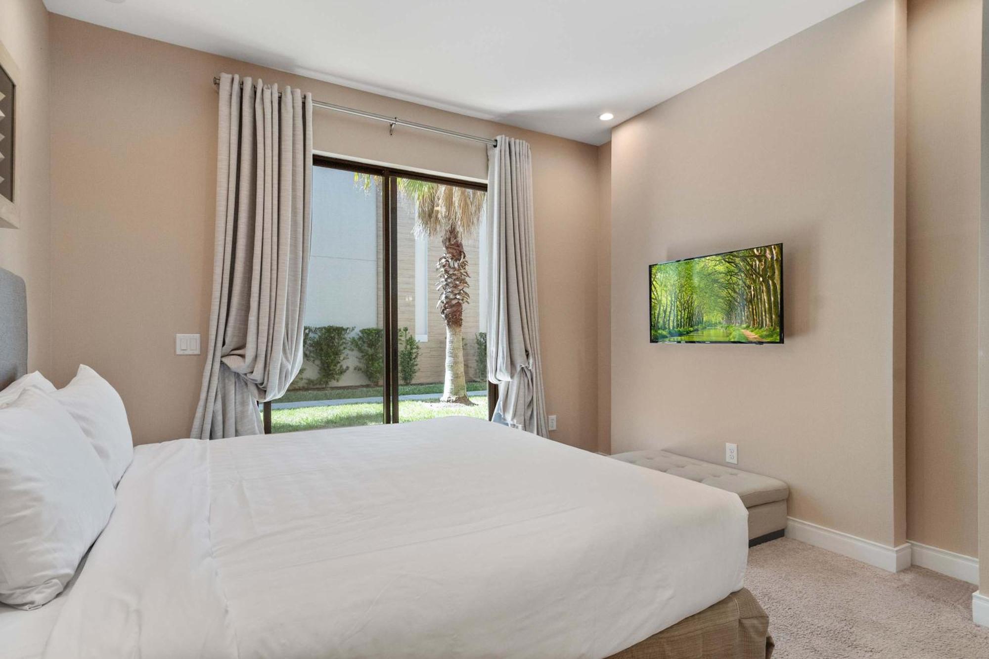 Holiday home Chic | Stunning Patio, Amenities & Minutes From Parks