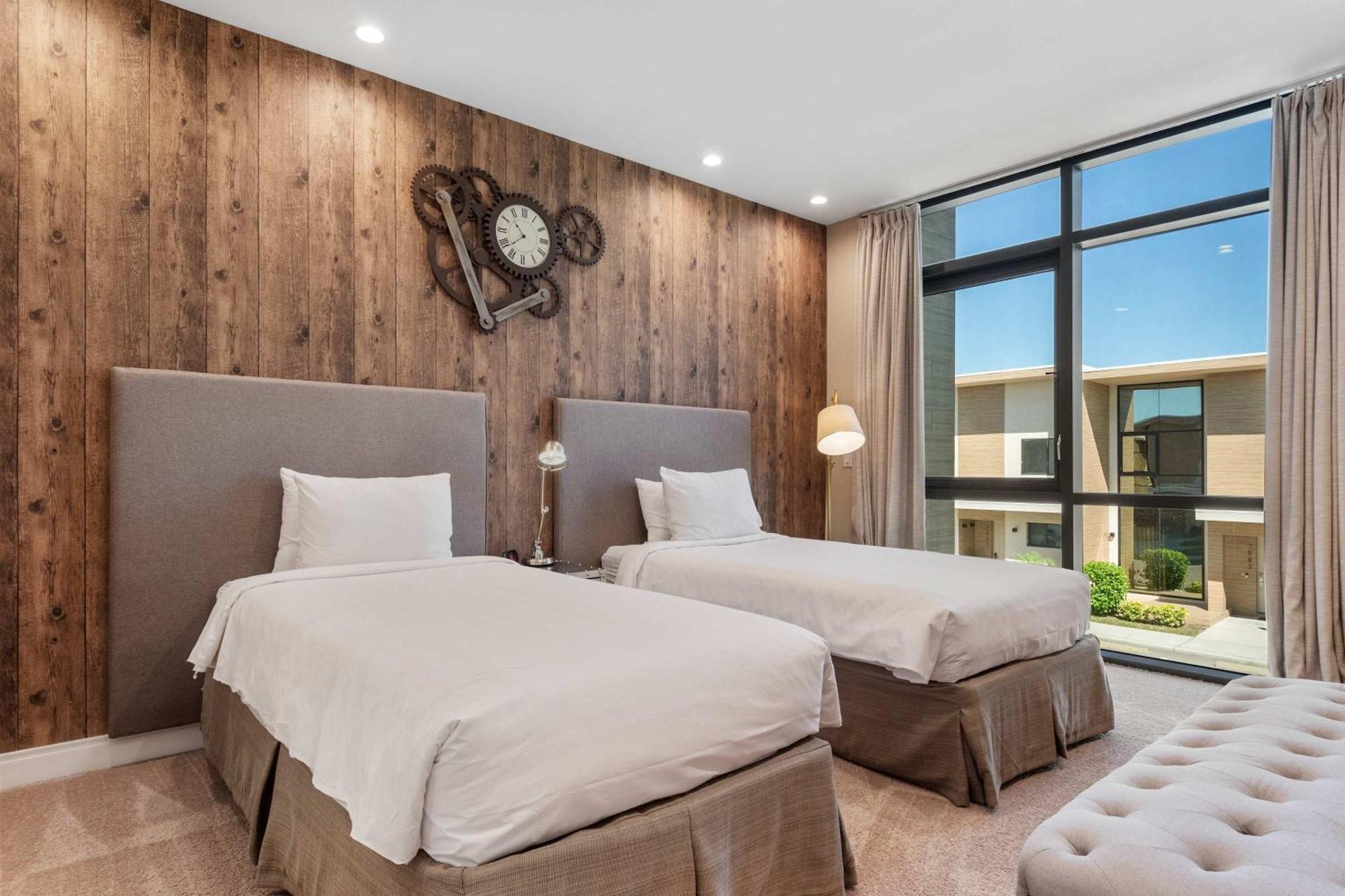 Chic | Stunning Patio, Amenities & Minutes From Parks Holiday home