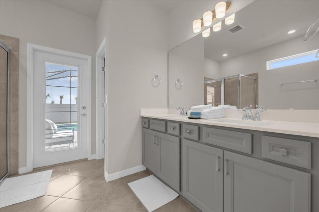 10 Bedrooms- 8 Bathrooms- Windsor Cay 16212sm * Orlando