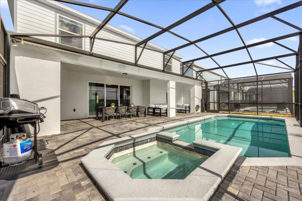 10 Bedrooms- 8 Bathrooms- Windsor Cay 16212sm Holiday home *