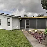 Quiet Home Near Shopping And 15 Miles From Orlando!