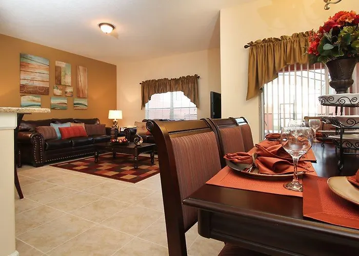 Beautiful 4 Bed 3 Bath Town Home With Splash Pool