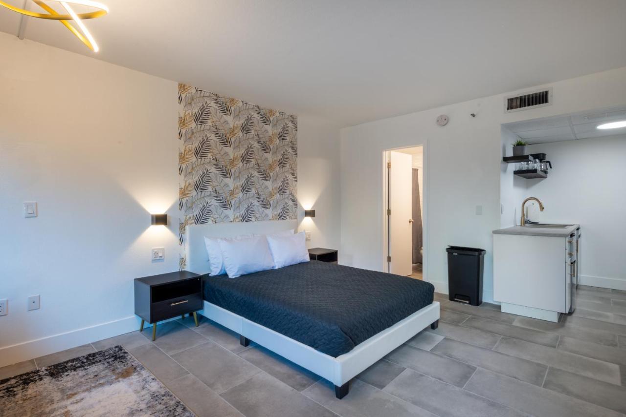 New - Remodeled Close To Universal Apartment *