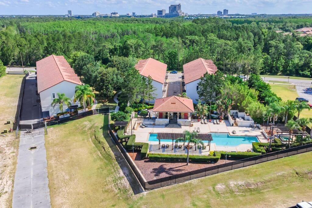 Cozy & Elegant 4br Enchanted Townhouse - 1 Mile To With Pool, Gym, & Jacuzzi Holiday home Orlando