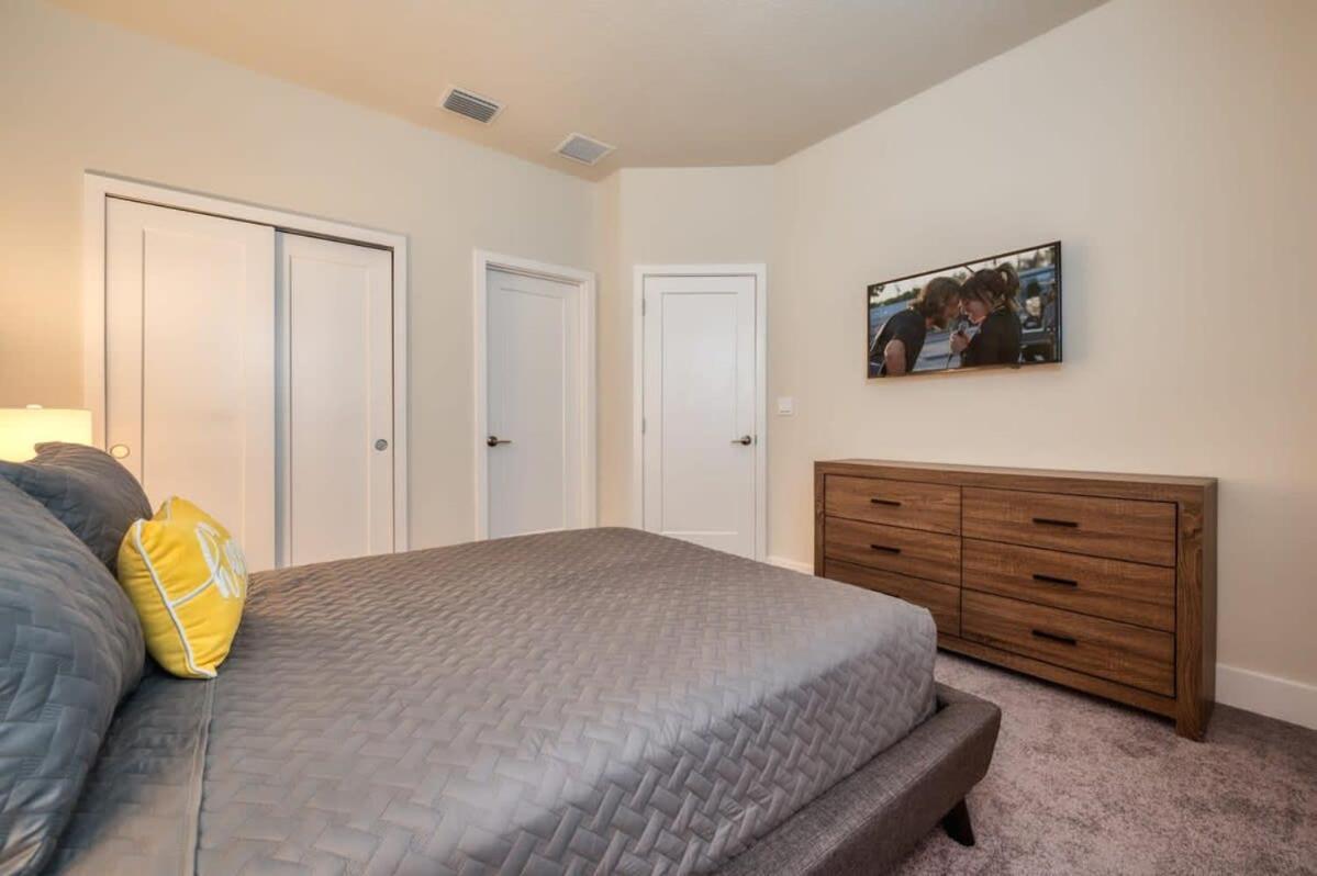 Spacious New Modern Retreat *
