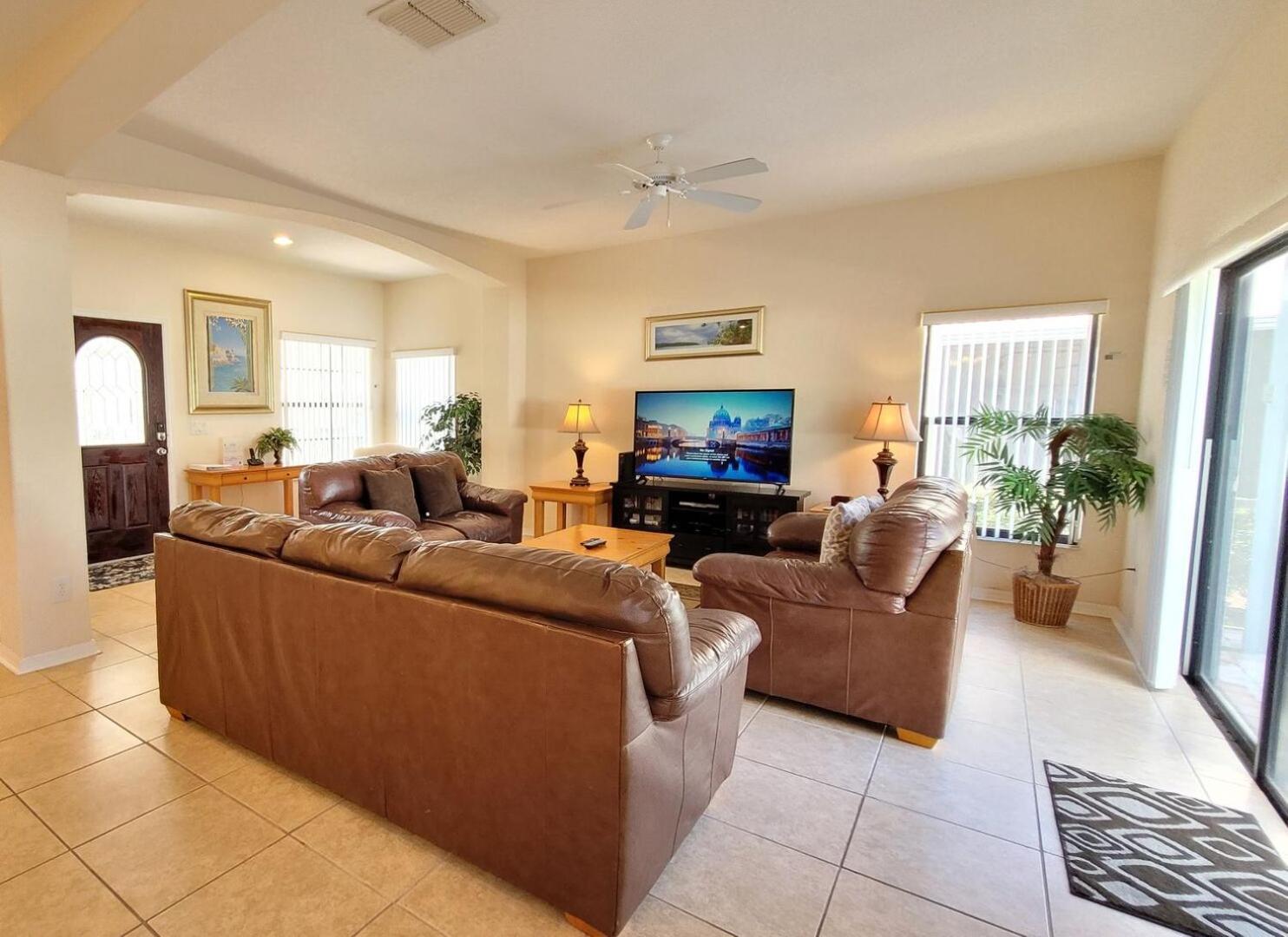 Holiday home 8 Miles To Disney, 20 Miles To Universal, Private Pool, Spa, Washer, Dryer, Games Room, Gated *