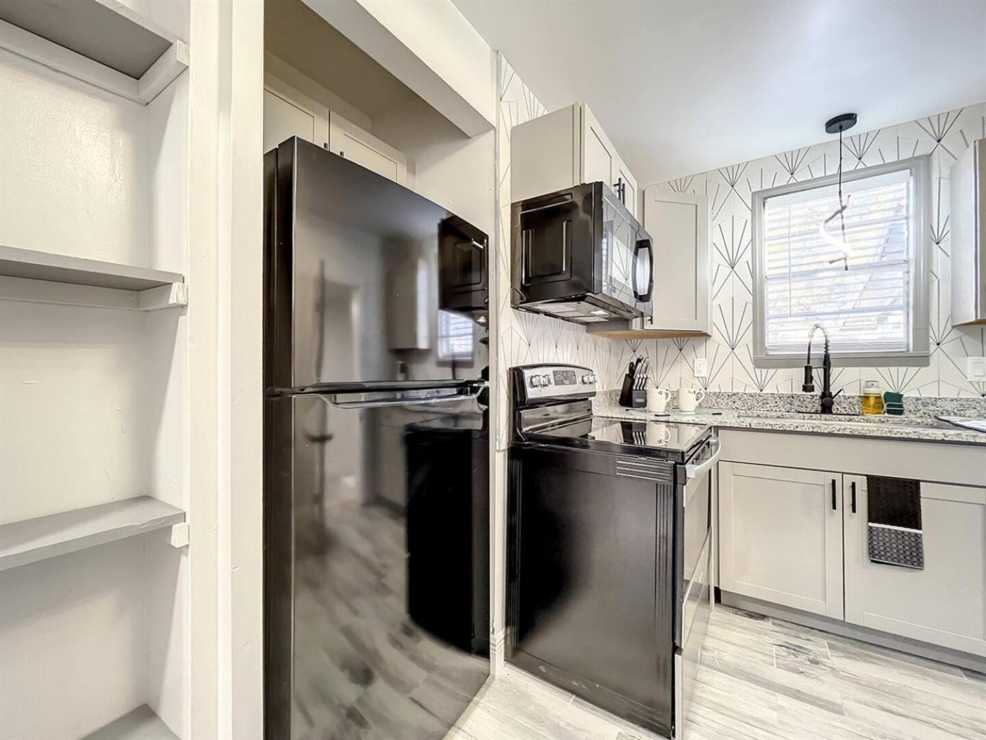 Guest house 1br Near Downtown Wi-fi Pet Friendly *