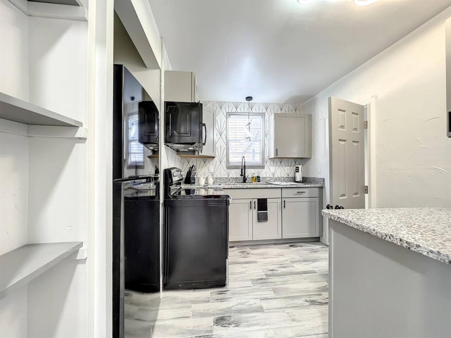 Guest house 1br Near Downtown Wi-fi Pet Friendly *