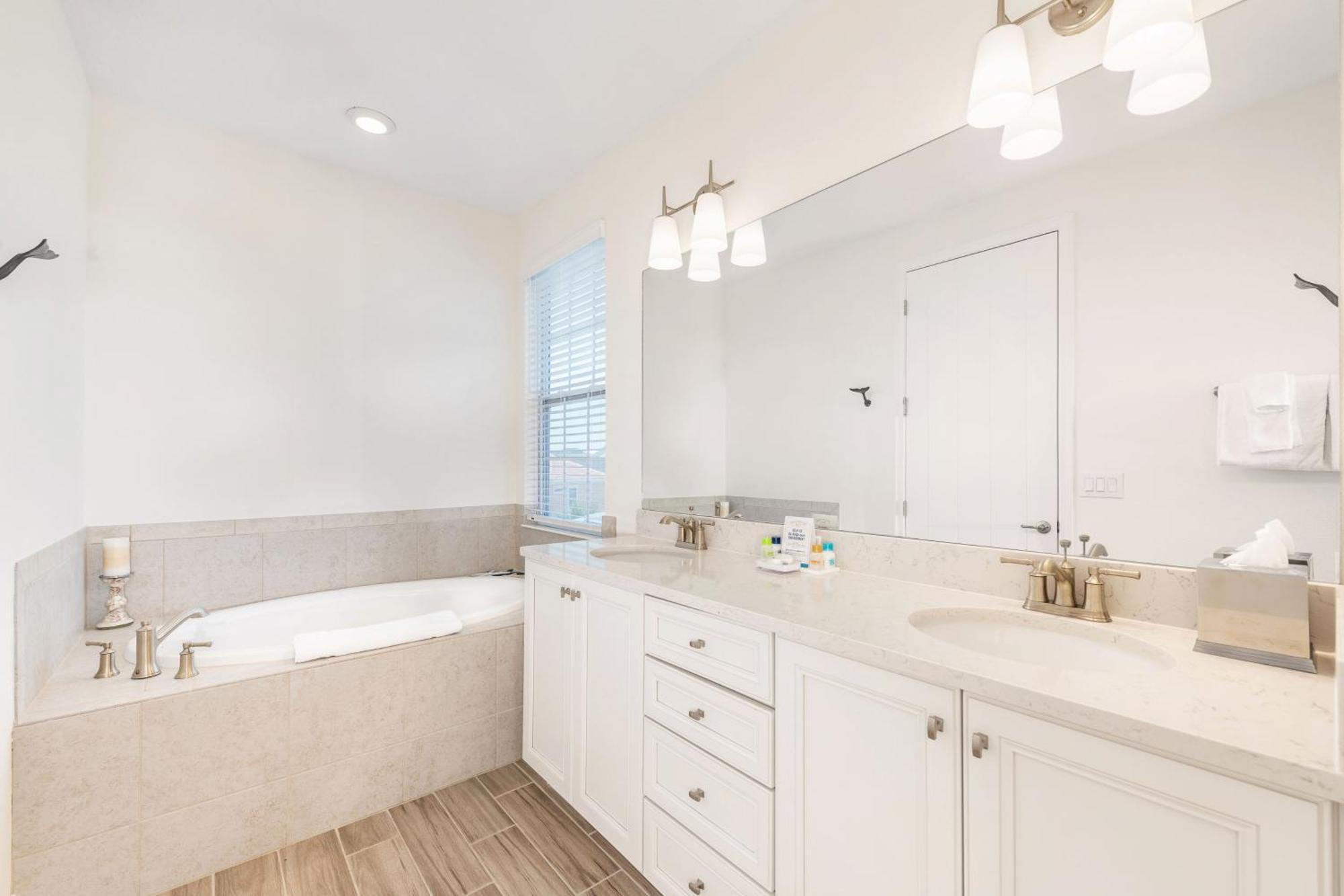 No Shoes Retreat! With Hot Tub Near With Margaritaville Island H2o Access - 8085dr