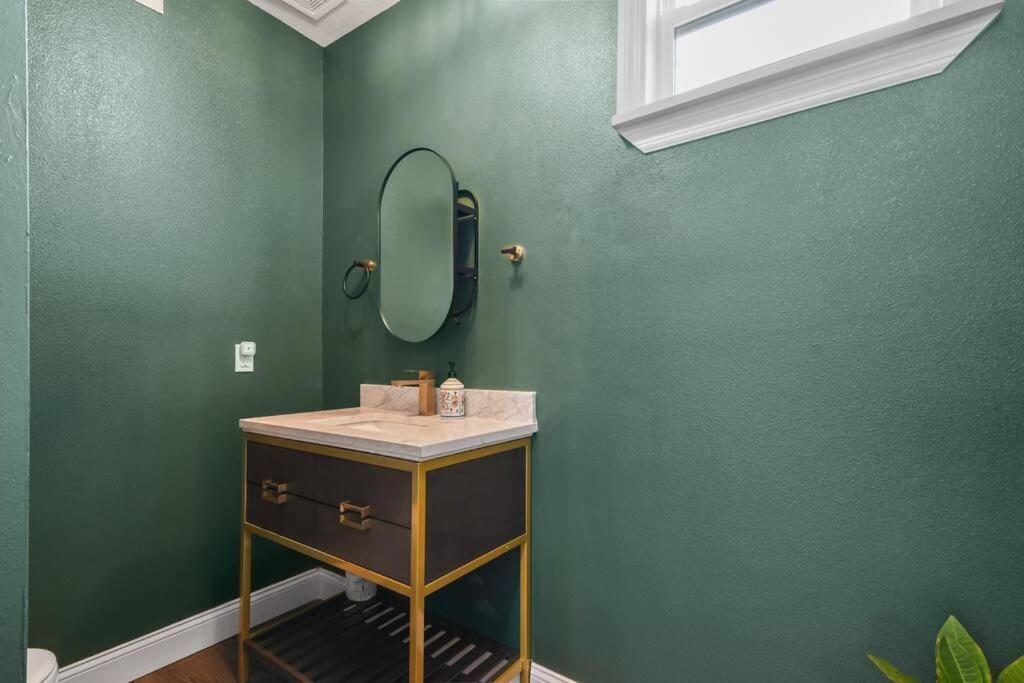 Villa 5 Bdr 4,5 Bth - Pool Table - Fenced Yard *