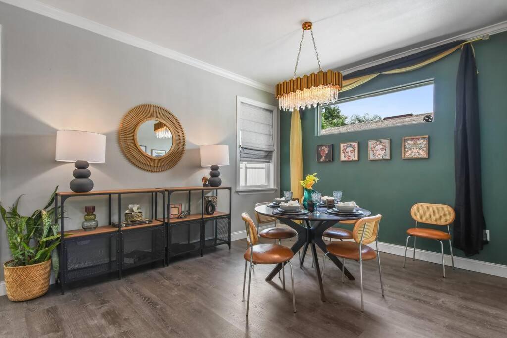 Villa 5 Bdr 4,5 Bth - Pool Table - Fenced Yard *