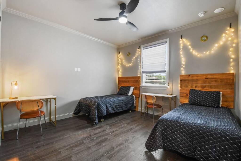 Villa 5 Bdr 4,5 Bth - Pool Table - Fenced Yard *
