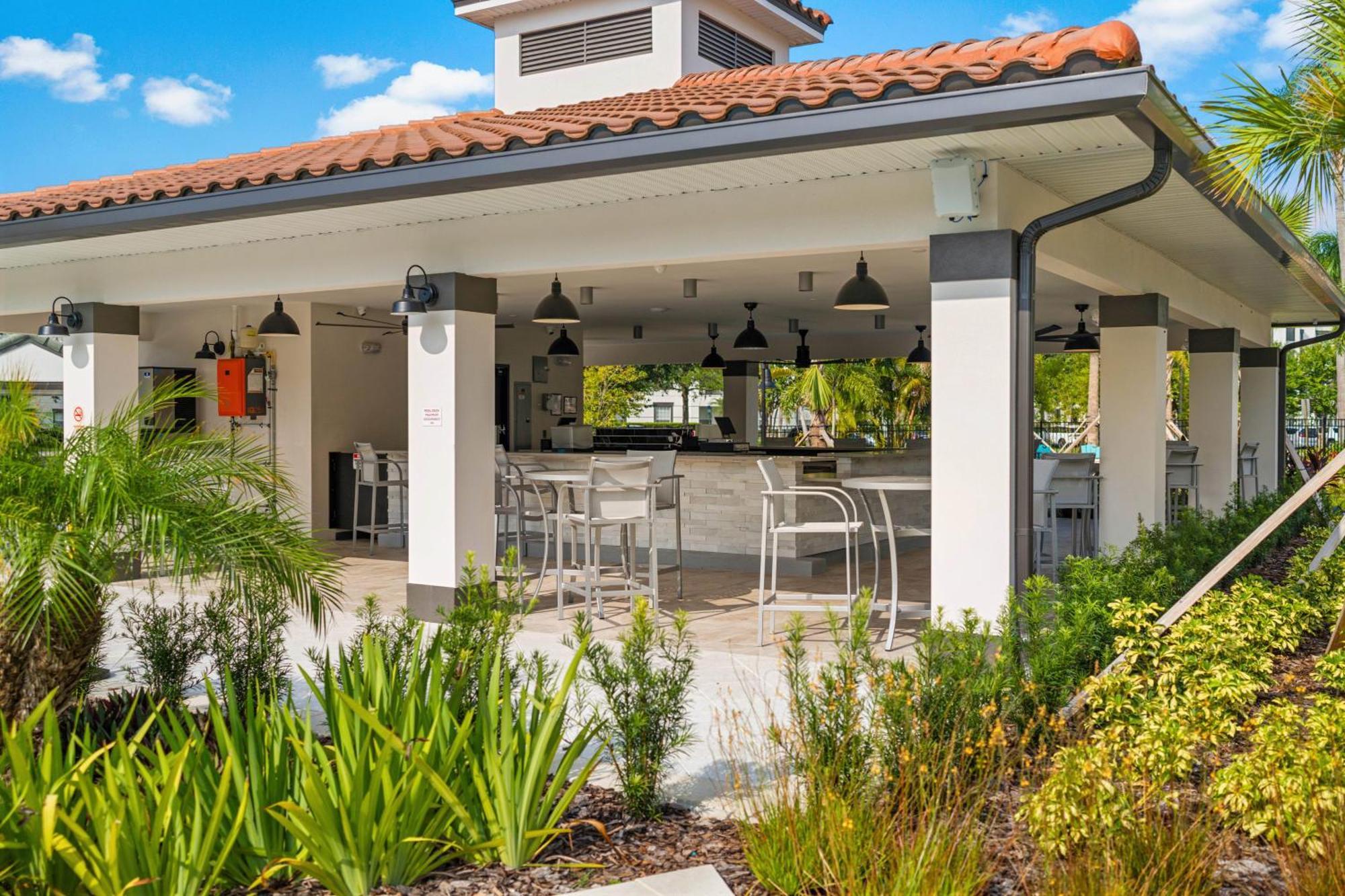 Newly Renovated 1st-floor At Vista Cay *